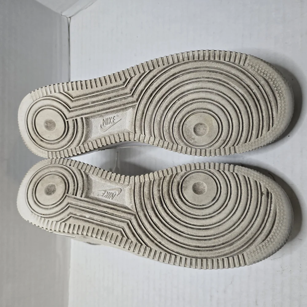 Nike White Sneakers‎ Minimalist Design